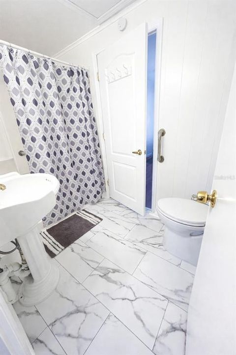 Activo con contrato: $379,999 (4 camas, 2 baños, 2130 Pies cuadrados)