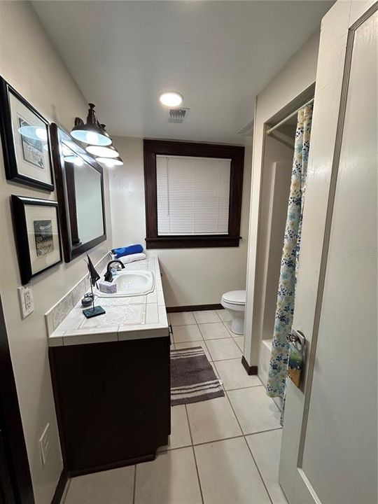 Activo con contrato: $379,999 (4 camas, 2 baños, 2130 Pies cuadrados)