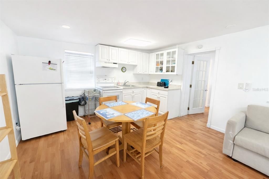 Activo con contrato: $379,999 (4 camas, 2 baños, 2130 Pies cuadrados)