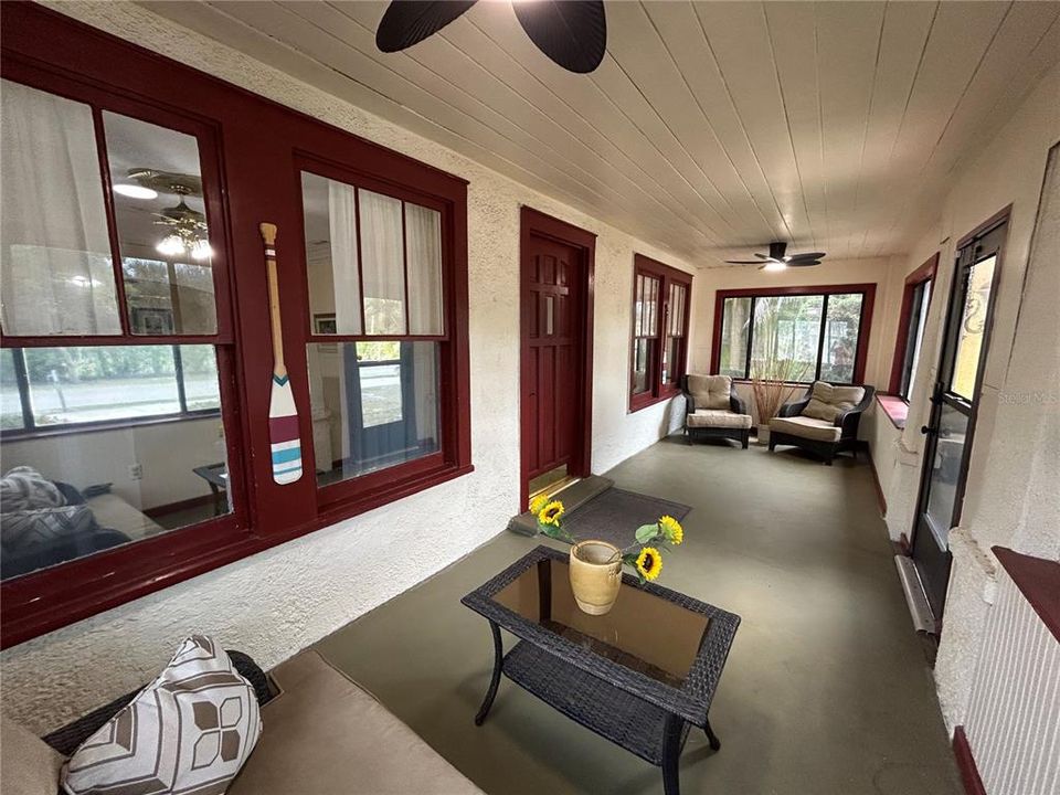 Activo con contrato: $379,999 (4 camas, 2 baños, 2130 Pies cuadrados)