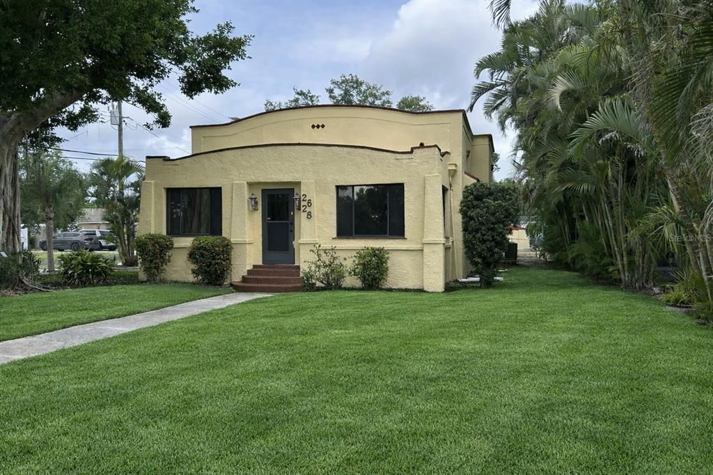 Activo con contrato: $379,999 (4 camas, 2 baños, 2130 Pies cuadrados)
