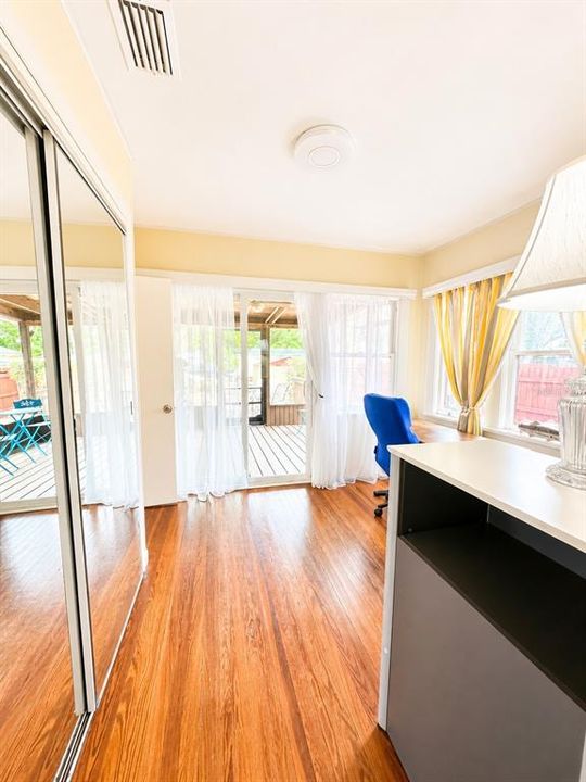 Activo con contrato: $379,999 (4 camas, 2 baños, 2130 Pies cuadrados)