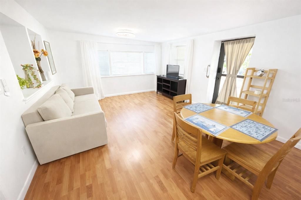 Activo con contrato: $379,999 (4 camas, 2 baños, 2130 Pies cuadrados)