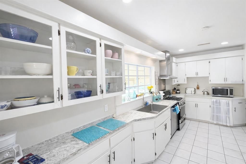 Activo con contrato: $379,999 (4 camas, 2 baños, 2130 Pies cuadrados)