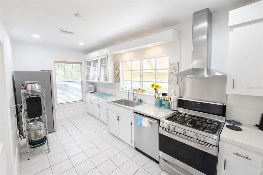 Activo con contrato: $379,999 (4 camas, 2 baños, 2130 Pies cuadrados)