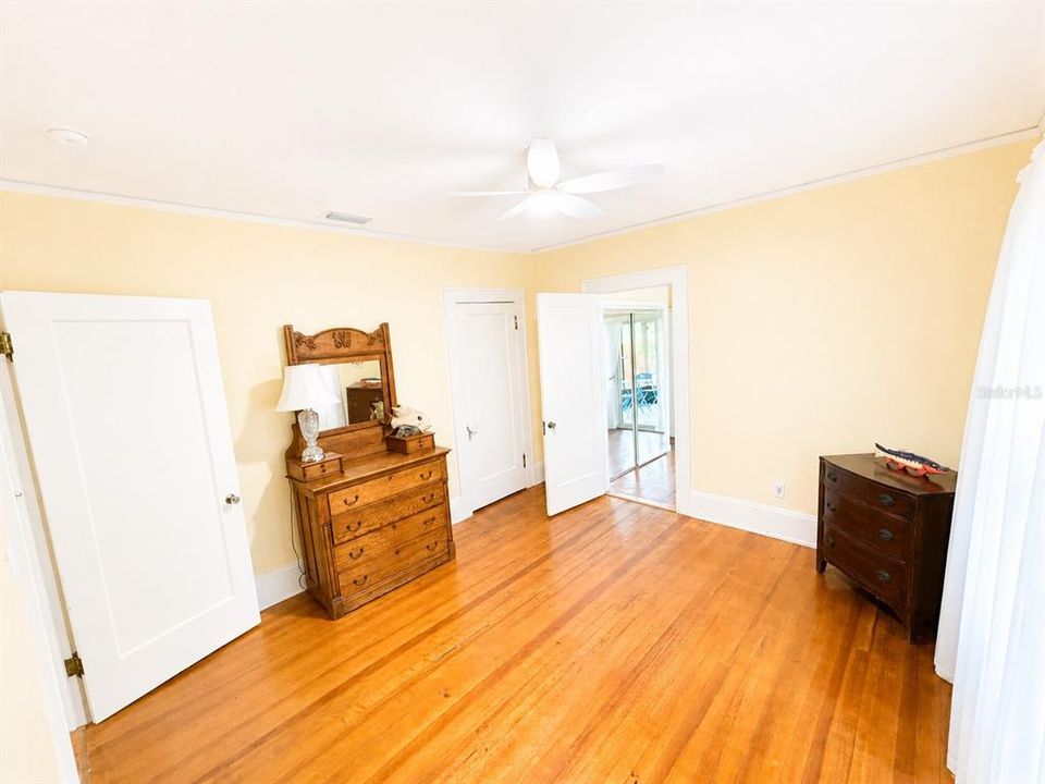 Activo con contrato: $379,999 (4 camas, 2 baños, 2130 Pies cuadrados)