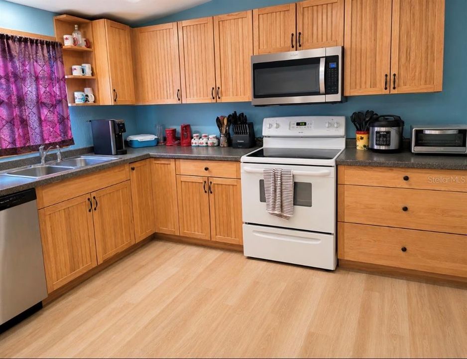 For Sale: $369,000 (2 beds, 2 baths, 1136 Square Feet)