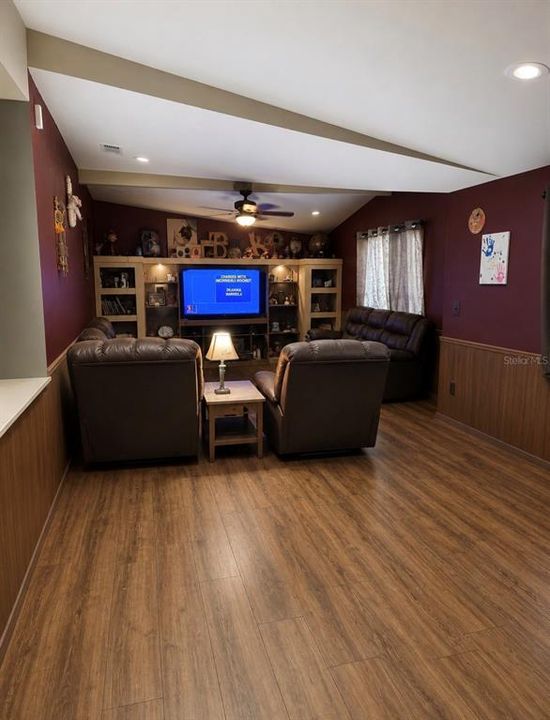 For Sale: $369,000 (2 beds, 2 baths, 1136 Square Feet)