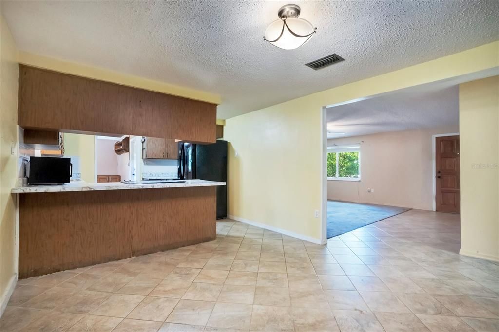 Activo con contrato: $370,800 (3 camas, 2 baños, 1676 Pies cuadrados)