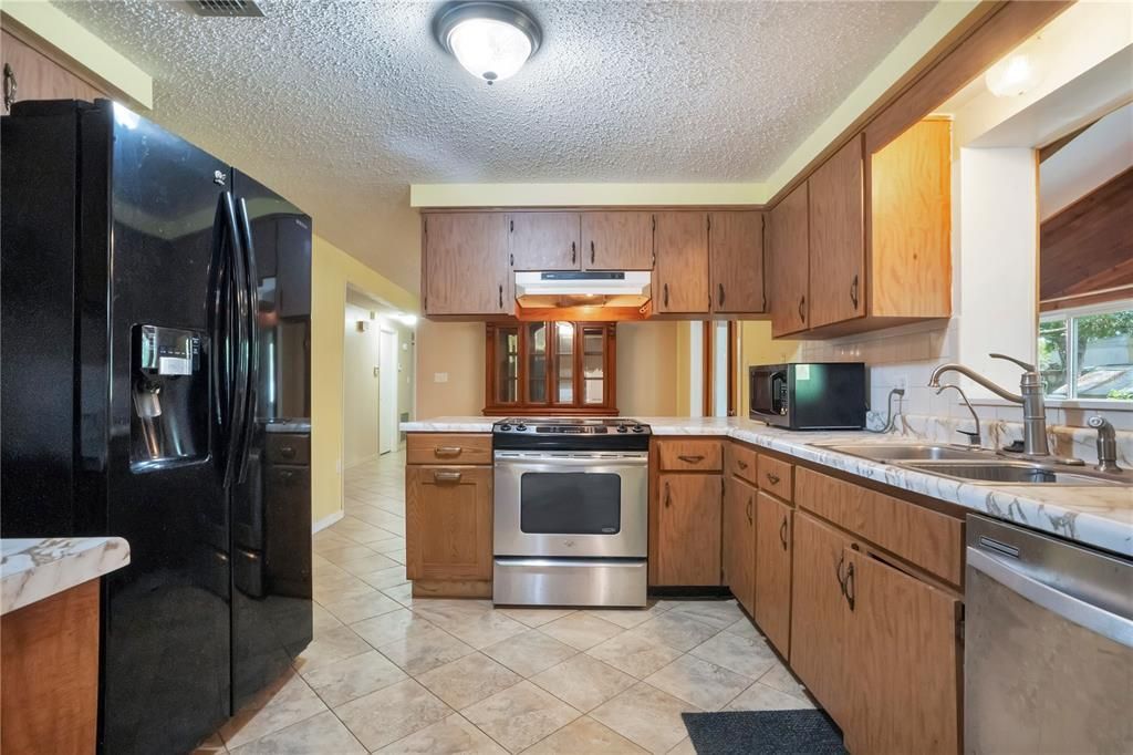 Activo con contrato: $370,800 (3 camas, 2 baños, 1676 Pies cuadrados)