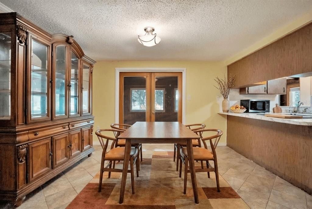 Activo con contrato: $370,800 (3 camas, 2 baños, 1676 Pies cuadrados)