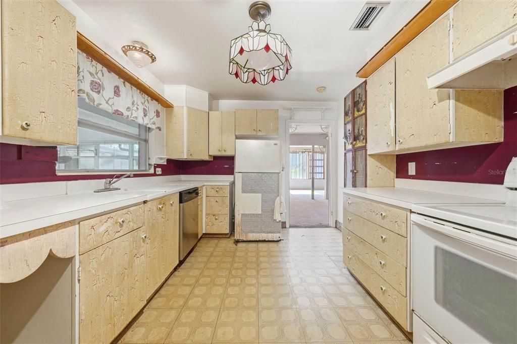Под контрактом: $346,500 (3 спален, 4 ванн, 2124 Квадратных фут)