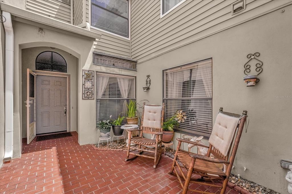 Activo con contrato: $270,000 (2 camas, 2 baños, 1305 Pies cuadrados)