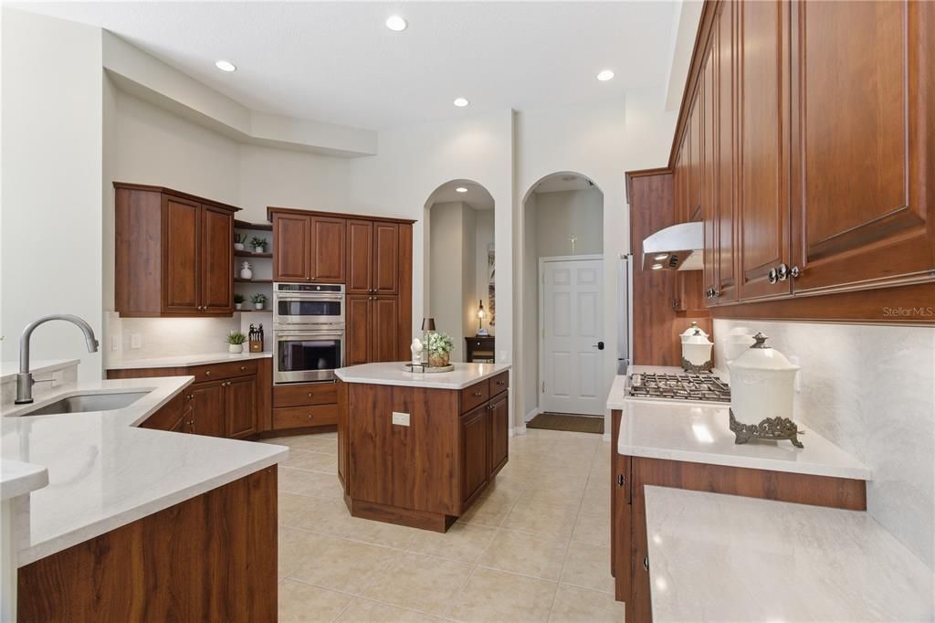 Activo con contrato: $1,350,000 (3 camas, 3 baños, 3370 Pies cuadrados)