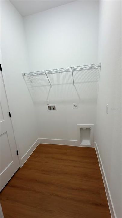 Под контрактом: $1,950 (4 спален, 2 ванн, 1799 Квадратных фут)