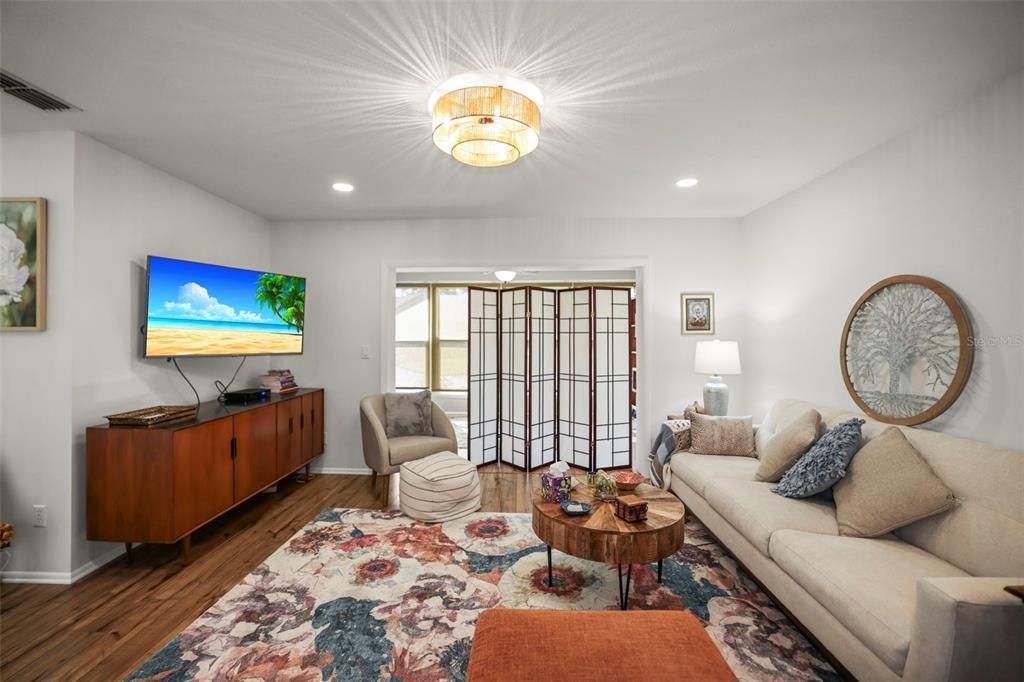 Activo con contrato: $369,000 (2 camas, 2 baños, 1110 Pies cuadrados)