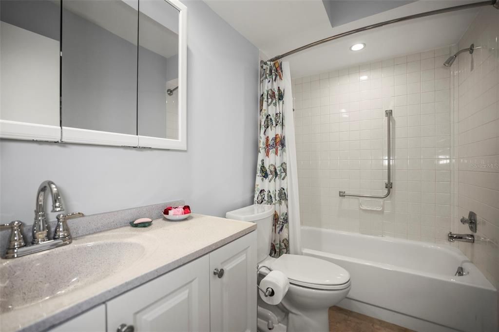 Activo con contrato: $369,000 (2 camas, 2 baños, 1110 Pies cuadrados)
