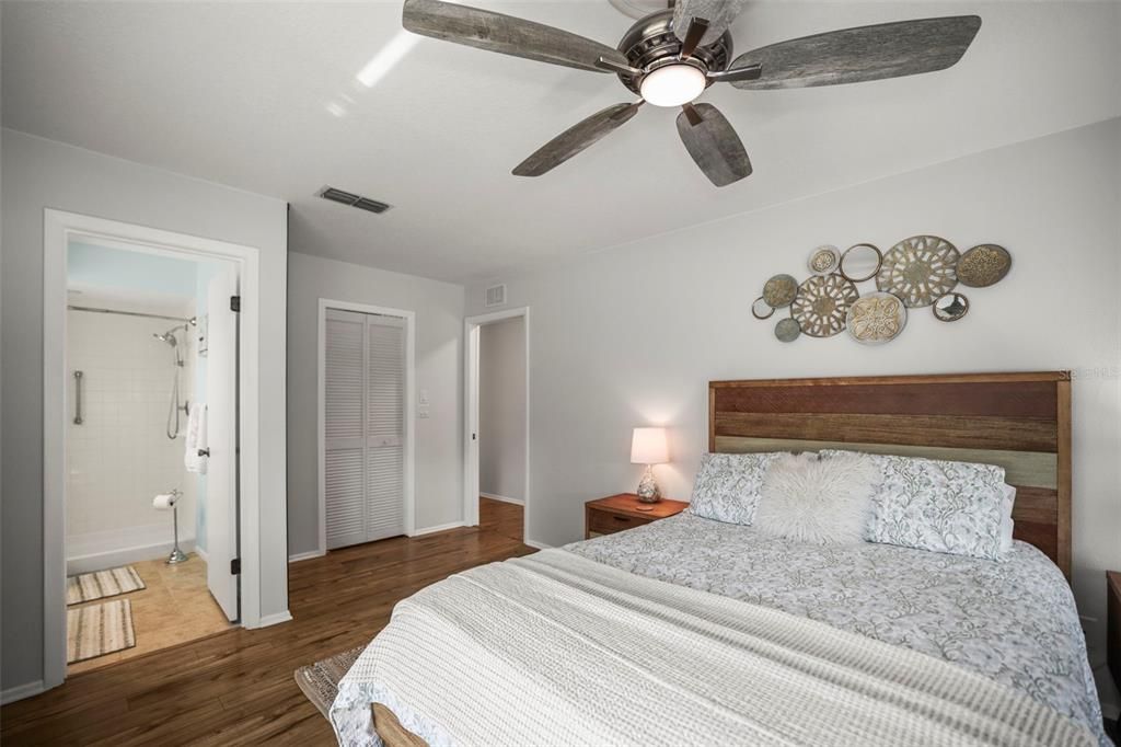 Activo con contrato: $369,000 (2 camas, 2 baños, 1110 Pies cuadrados)