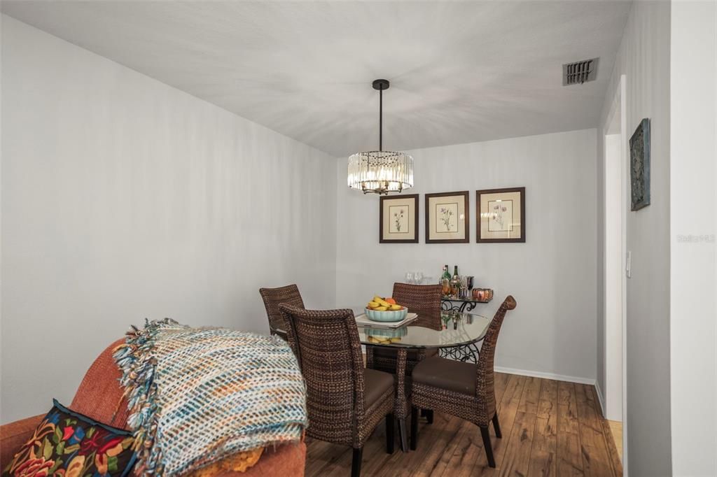 Activo con contrato: $369,000 (2 camas, 2 baños, 1110 Pies cuadrados)