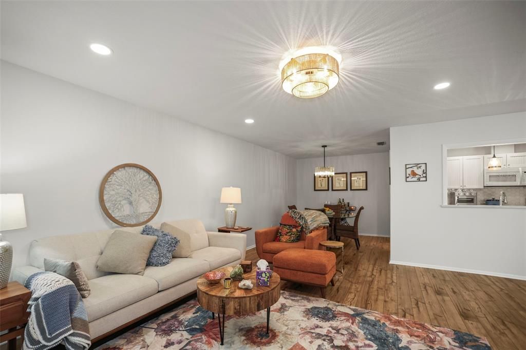 Activo con contrato: $369,000 (2 camas, 2 baños, 1110 Pies cuadrados)