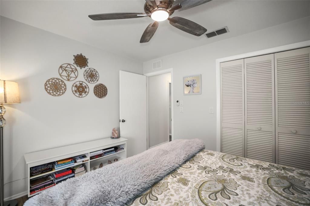 Activo con contrato: $369,000 (2 camas, 2 baños, 1110 Pies cuadrados)