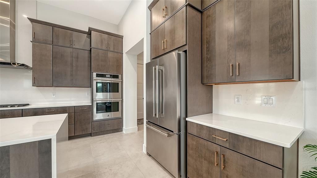 En Venta: $1,025,000 (3 camas, 3 baños, 2700 Pies cuadrados)