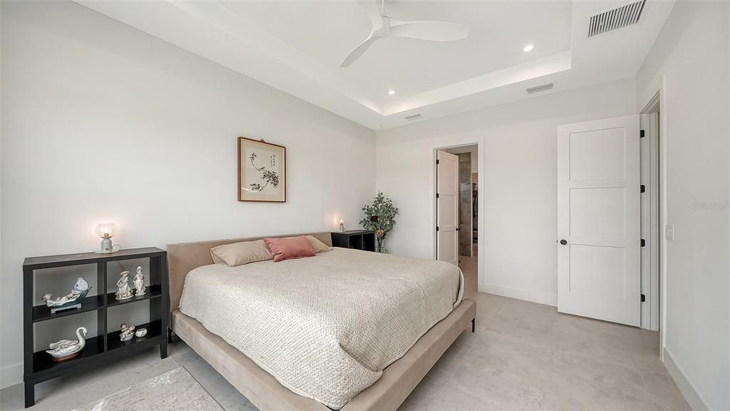 En Venta: $1,025,000 (3 camas, 3 baños, 2700 Pies cuadrados)