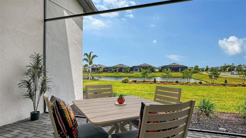 En Venta: $1,025,000 (3 camas, 3 baños, 2700 Pies cuadrados)