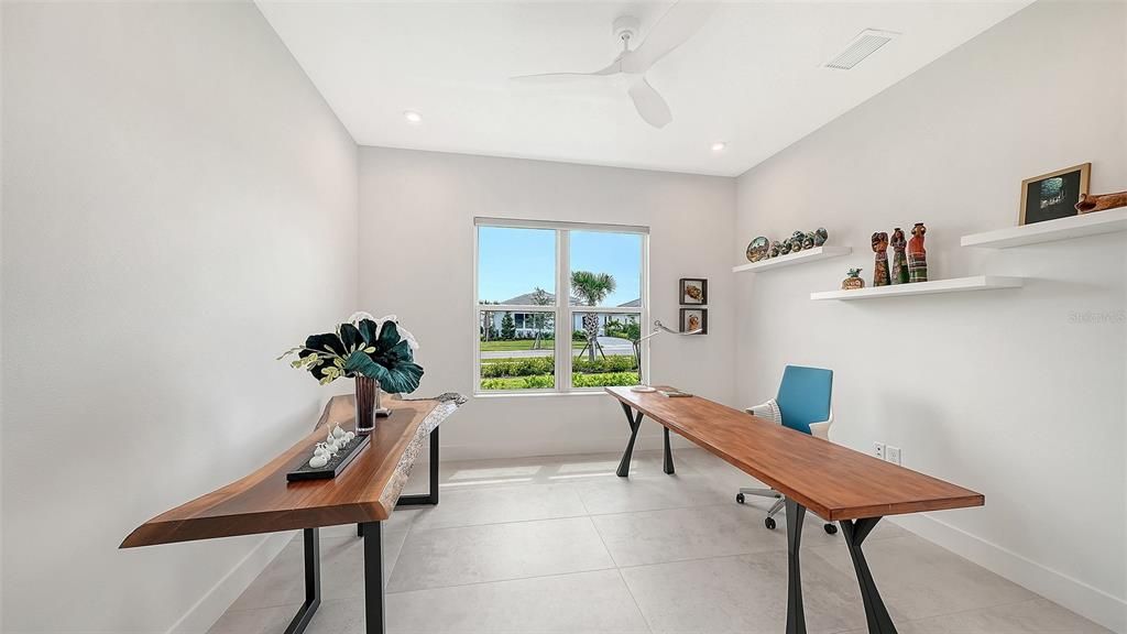 En Venta: $1,025,000 (3 camas, 3 baños, 2700 Pies cuadrados)