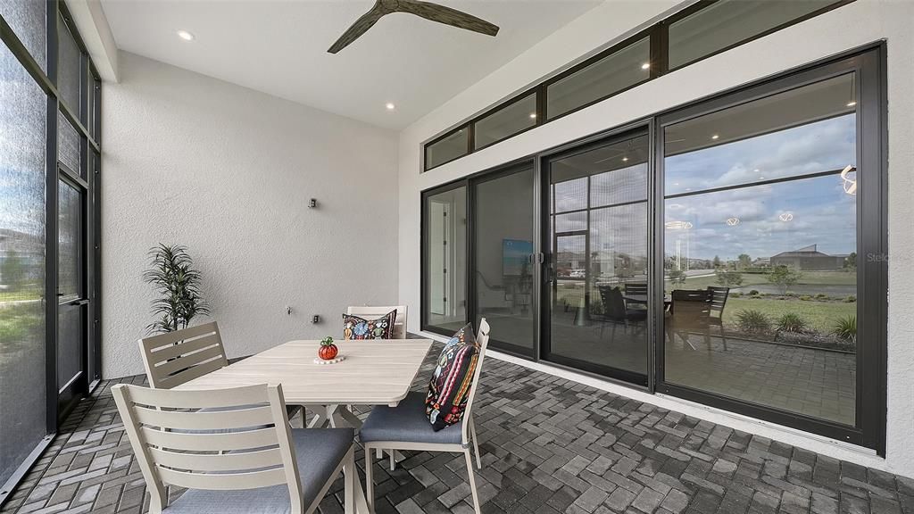 En Venta: $1,025,000 (3 camas, 3 baños, 2700 Pies cuadrados)