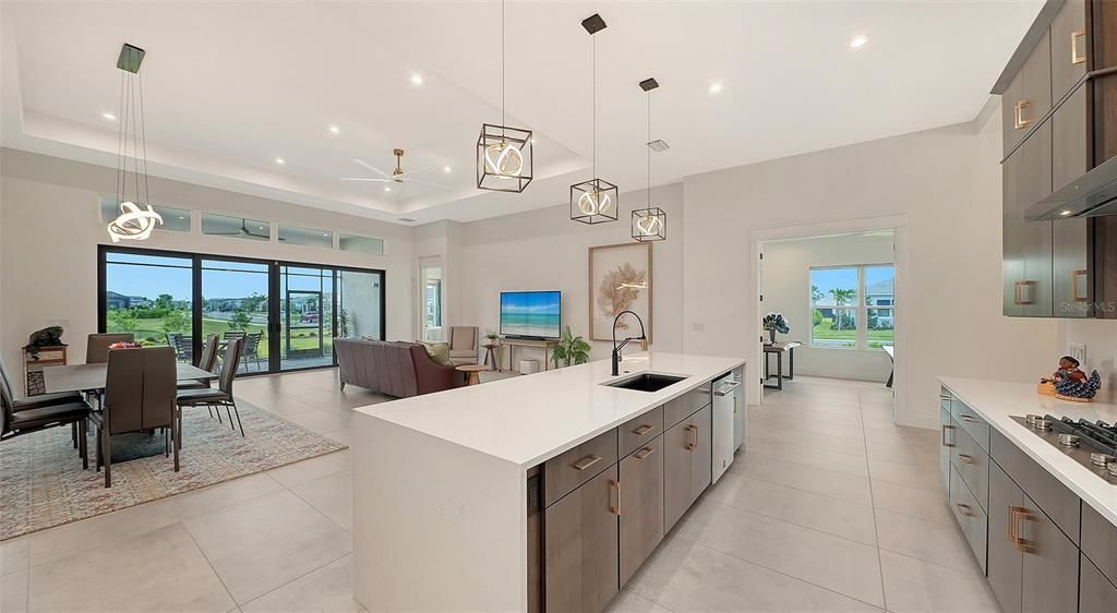En Venta: $1,025,000 (3 camas, 3 baños, 2700 Pies cuadrados)