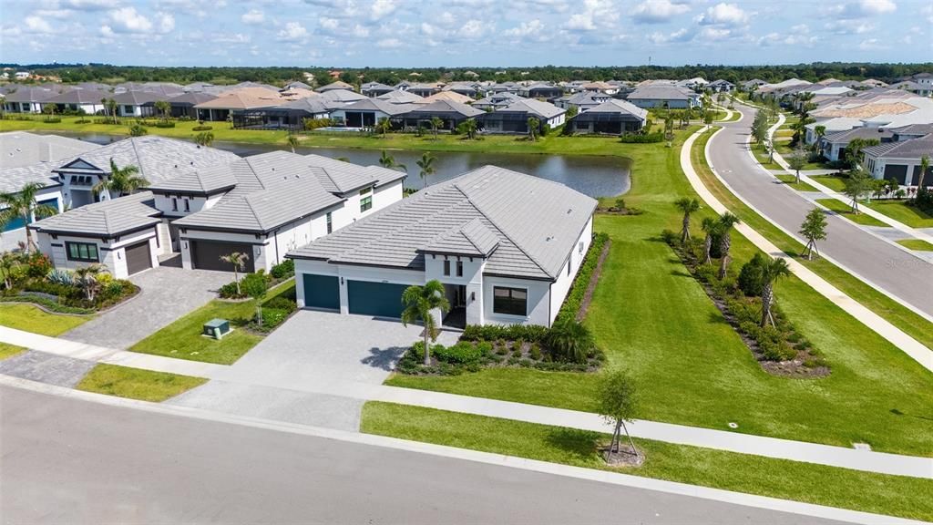 En Venta: $1,025,000 (3 camas, 3 baños, 2700 Pies cuadrados)