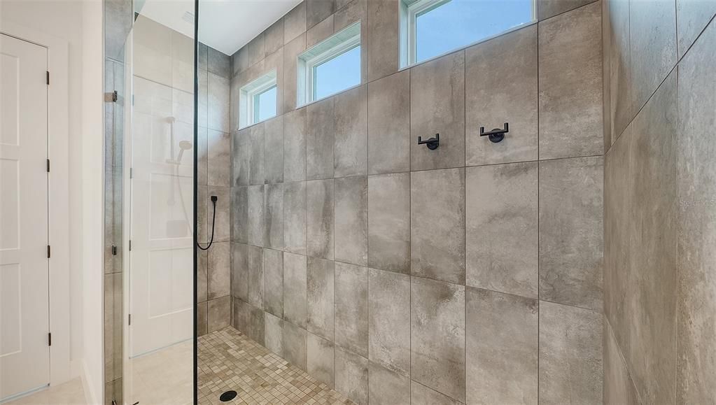 En Venta: $1,025,000 (3 camas, 3 baños, 2700 Pies cuadrados)