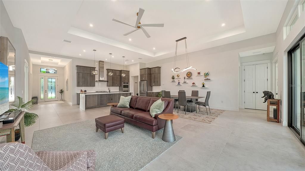 En Venta: $1,025,000 (3 camas, 3 baños, 2700 Pies cuadrados)