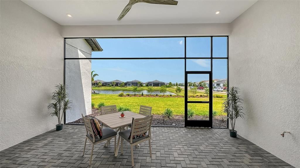 En Venta: $1,025,000 (3 camas, 3 baños, 2700 Pies cuadrados)