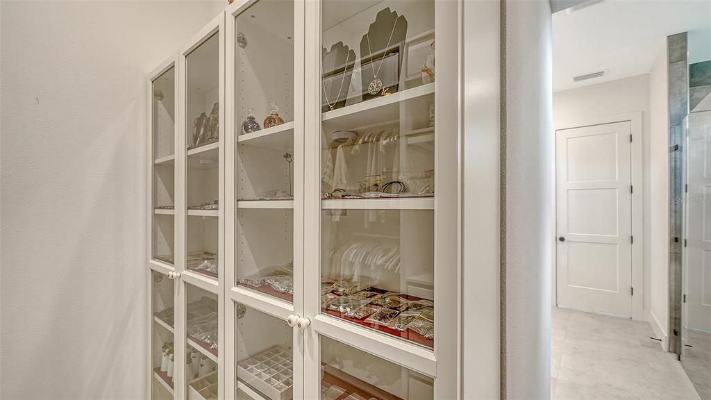 En Venta: $1,025,000 (3 camas, 3 baños, 2700 Pies cuadrados)