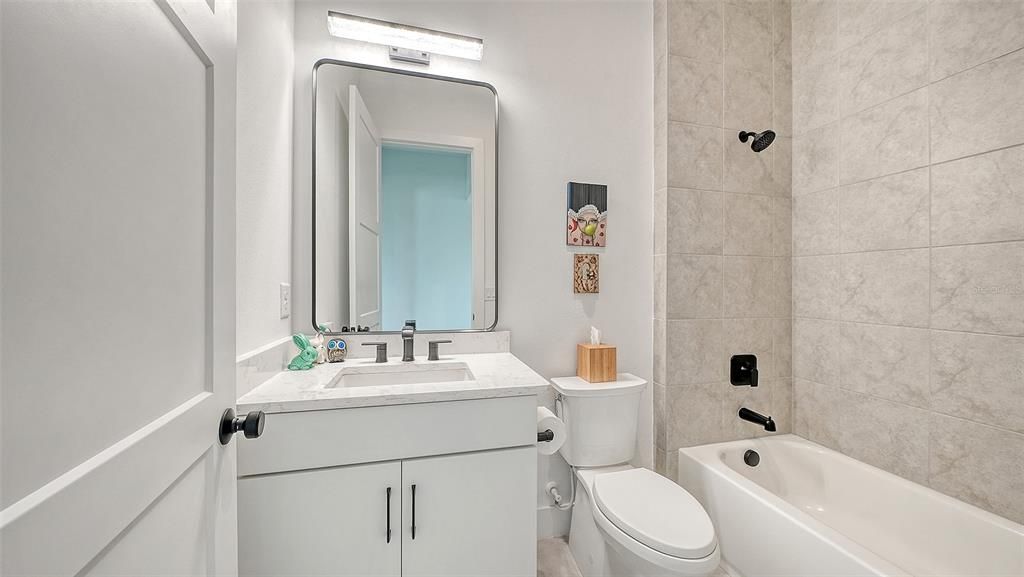 En Venta: $1,025,000 (3 camas, 3 baños, 2700 Pies cuadrados)