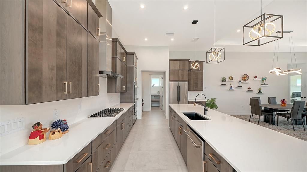 En Venta: $1,025,000 (3 camas, 3 baños, 2700 Pies cuadrados)