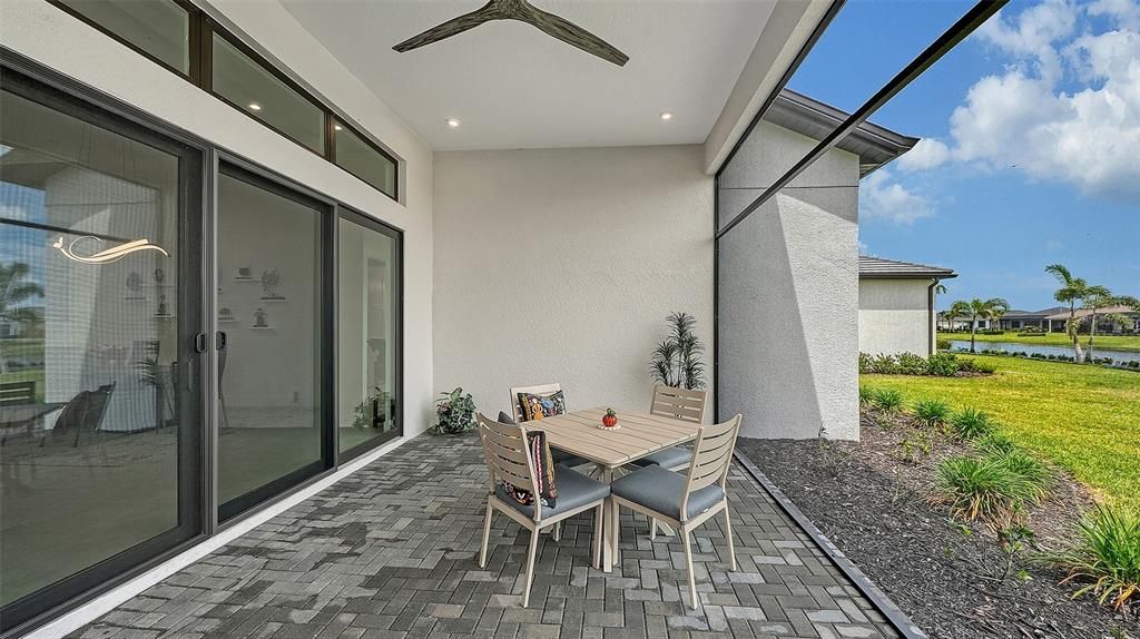 En Venta: $1,025,000 (3 camas, 3 baños, 2700 Pies cuadrados)