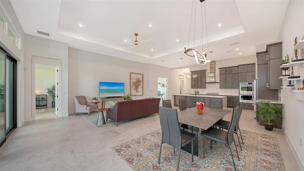 En Venta: $1,025,000 (3 camas, 3 baños, 2700 Pies cuadrados)