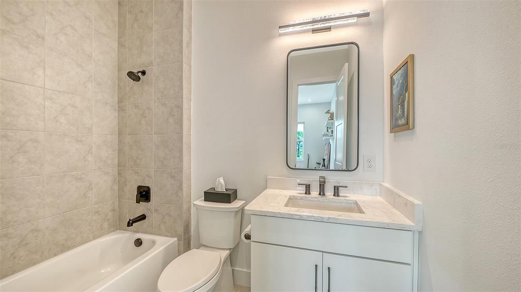 En Venta: $1,025,000 (3 camas, 3 baños, 2700 Pies cuadrados)