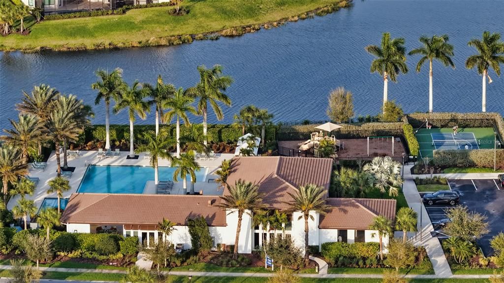 En Venta: $1,025,000 (3 camas, 3 baños, 2700 Pies cuadrados)