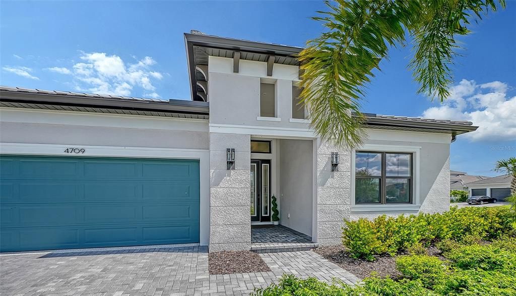 En Venta: $1,025,000 (3 camas, 3 baños, 2700 Pies cuadrados)