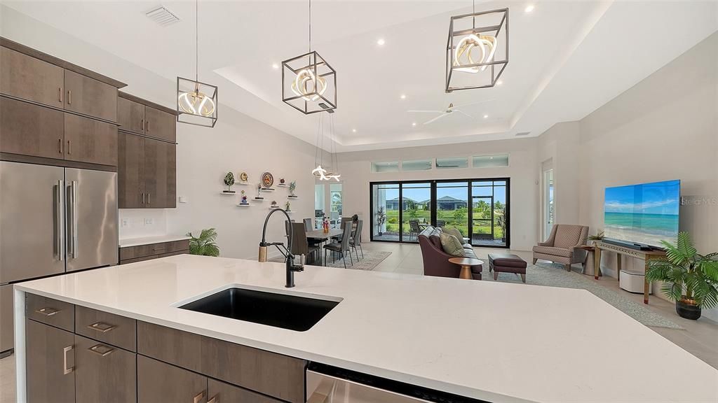 En Venta: $1,025,000 (3 camas, 3 baños, 2700 Pies cuadrados)