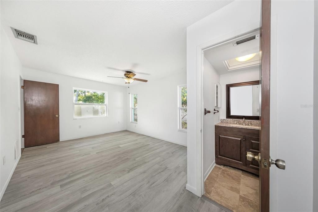 Activo con contrato: $449,900 (3 camas, 2 baños, 1572 Pies cuadrados)