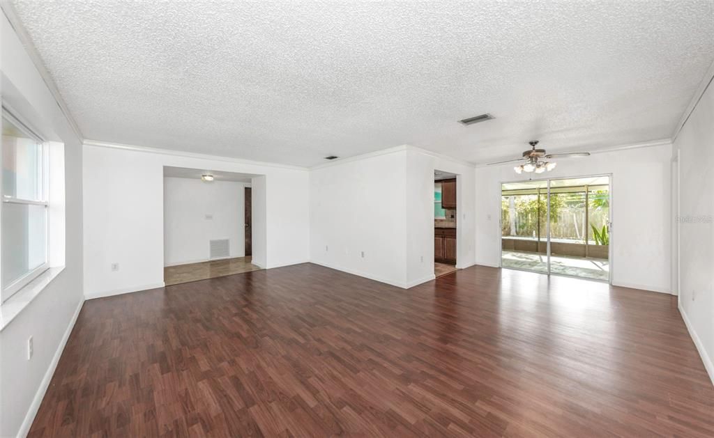 Activo con contrato: $449,900 (3 camas, 2 baños, 1572 Pies cuadrados)