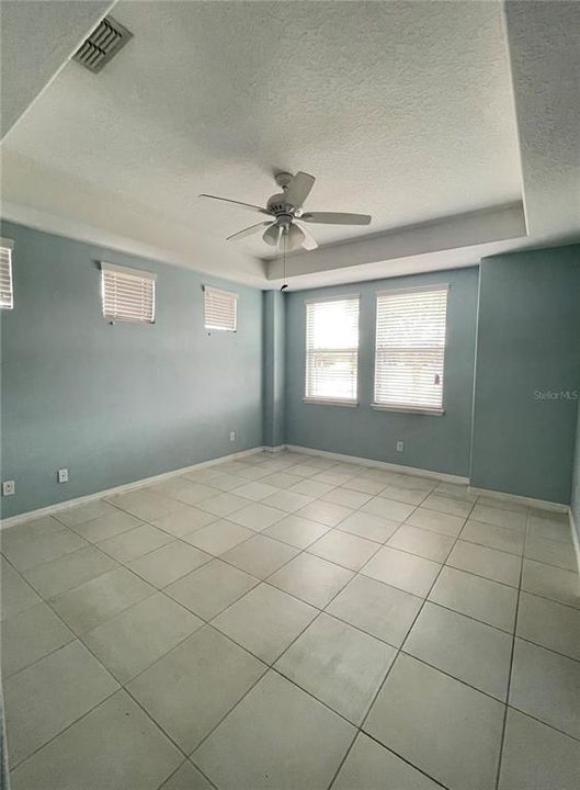 Activo con contrato: $2,700 (3 camas, 2 baños, 1822 Pies cuadrados)
