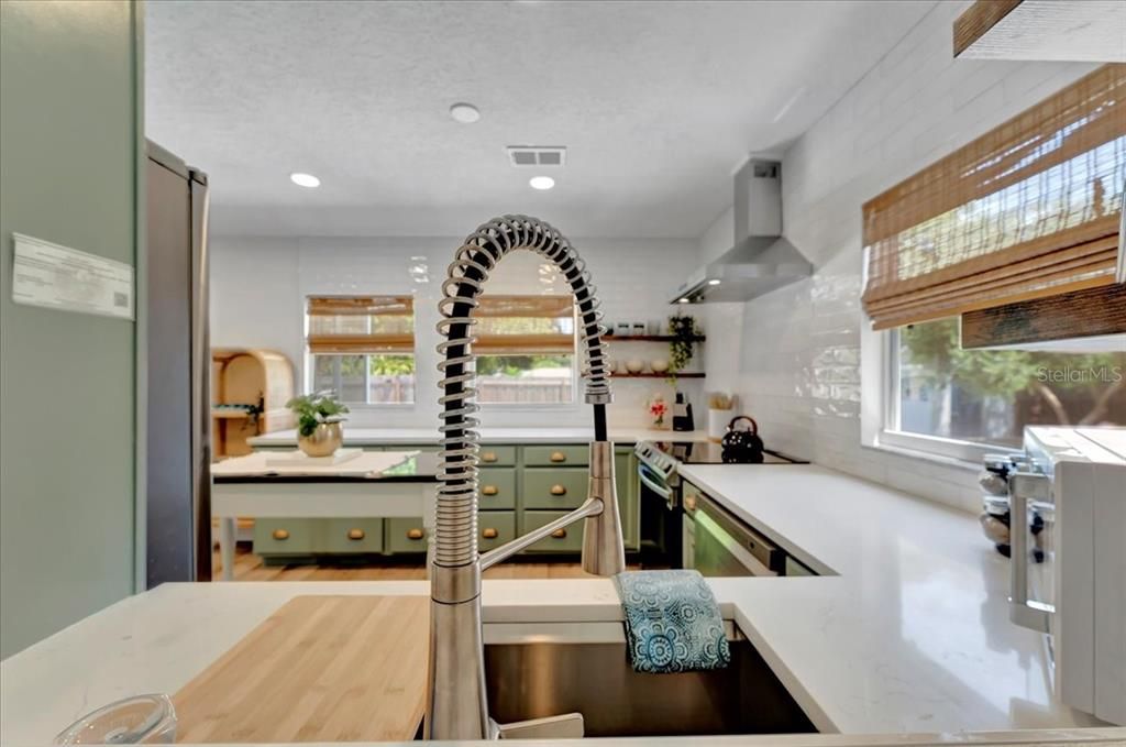 Под контрактом: $575,000 (3 спален, 2 ванн, 1414 Квадратных фут)