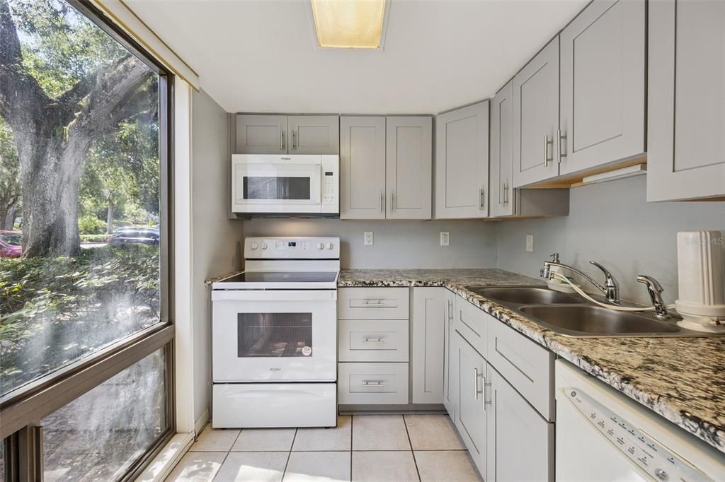 For Sale: $179,500 (2 beds, 2 baths, 972 Square Feet)