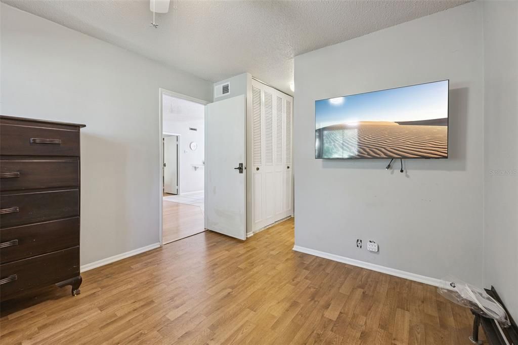 For Sale: $179,500 (2 beds, 2 baths, 972 Square Feet)